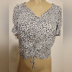 Urban Romantic White Cheatta Print Crop Top Medium V Neck Spring